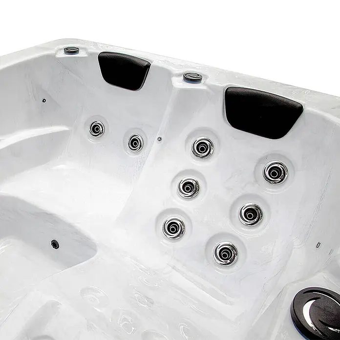 HOME DELUXE - Outdoor Whirlpool WHITE MARBLE PURE - 210 x 160 cm für 3 Personen | Ausstattung: Pure -  - Nahaufnahme eines luxuriösen Whirlpools mit Düsen und Kopfstützen. Ideal für Entspannung und Wellness zu Hause.