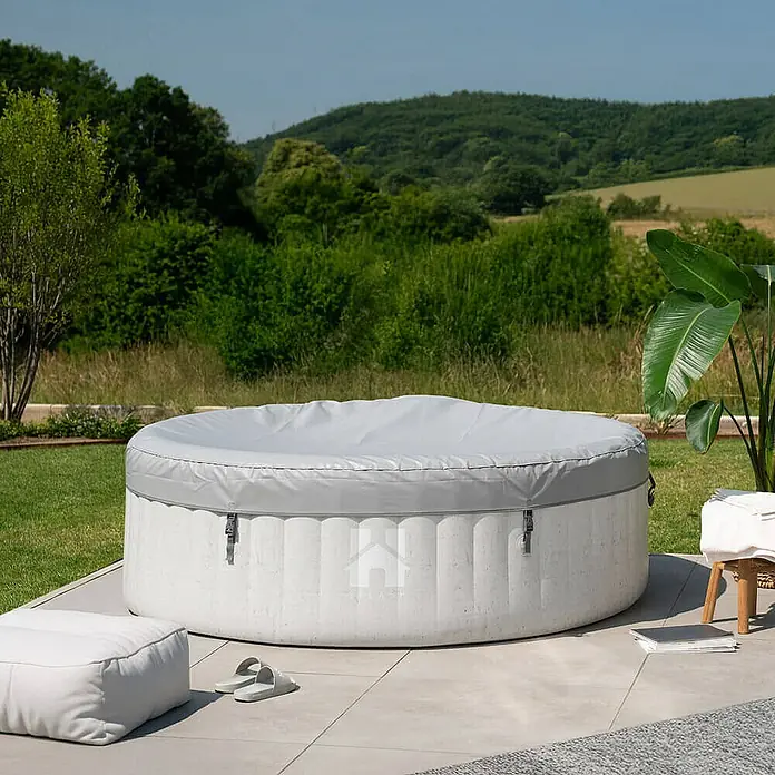 Home Deluxe Außen-Whirlpool SPLASH inkl. Kissen, Getränkehalter und Sonnendach - 208 x 208 x 65 cm, Beton, Max. Personenzahl: 6 Stk. - Abgedeckter, runder, aufblasbarer Whirlpool auf einer Terrasse, umgeben von Grün. Entspannung pur im eigenen Garten.