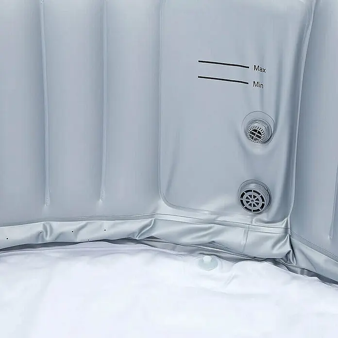 Home Deluxe Außen-Whirlpool SPLASH inkl. Abdeckung - 208 x 208 x 65 cm, Beton, Max. Personenzahl: 6 Stk. - Nahaufnahme eines aufblasbaren Whirlpools mit Füllstandsanzeige, der Komfort und Entspannung verspricht.