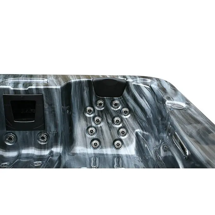 HOME DELUXE - Outdoor Whirlpool BLACK MARBLE - Mit Treppe und Thermoabdeckung | Ausstattung Mit Treppe und Thermoabdeckung -  - Detailaufnahme eines Whirlpools mit Düsen, Kopfstütze und Bedienelementen, die Entspannung und Luxus versprechen.