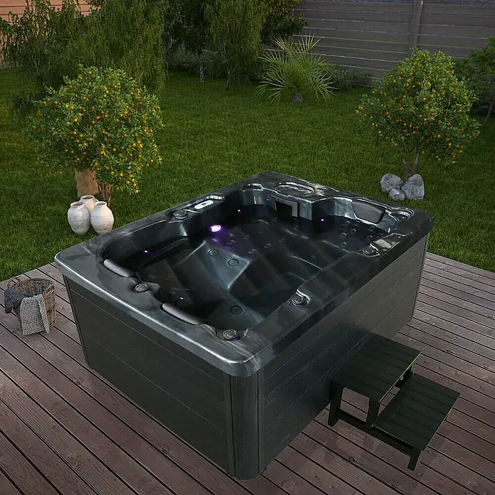 HOME DELUXE - Outdoor Whirlpool BLACK MARBLE - Mit Treppe und Thermoabdeckung | Ausstattung Mit Treppe und Thermoabdeckung -  - Schwarzer Whirlpool mit Einstiegstreppe auf einer Holzterrasse in einem Garten. Entspannung pur mit diesem luxuriösen Outdoor-Whirlpool.