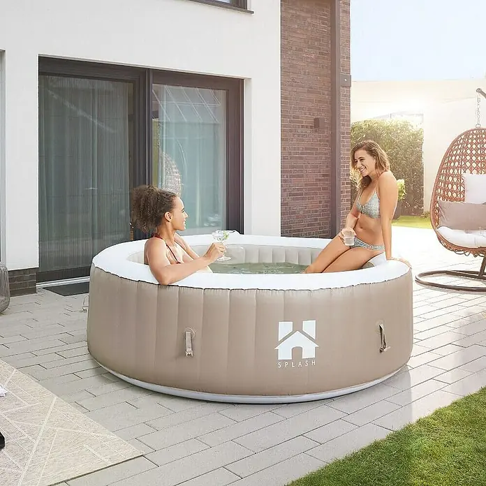 Home Deluxe Außen-Whirlpool SPLASH inkl. Kissen, Getränkehalter und Sonnendach - 208 x 208 x 65 cm, Beige, Max. Personenzahl: 6 Stk. - Entspannen Sie im luxuriösen aufblasbaren Whirlpool "Splash" mit Freunden und genießen Sie stilvollen Komfort im Freien.