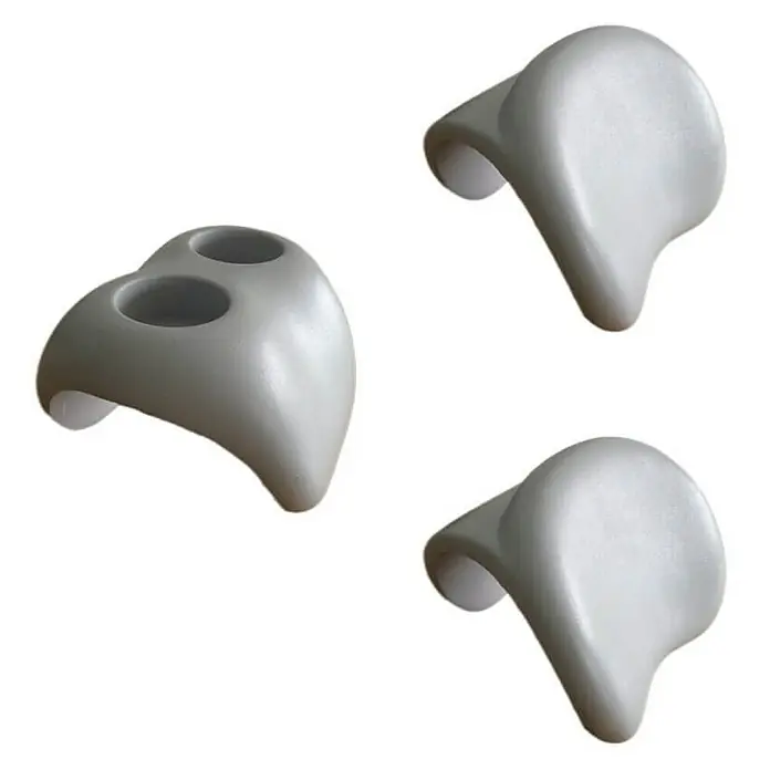 Home Deluxe Außen-Whirlpool SPLASH inkl. Kissen, Getränkehalter und Sonnendach - 208 x 208 x 65 cm, Beige, Max. Personenzahl: 6 Stk. - Abbildung von drei weißen Massagegeräten mit ergonomischer Form für Nacken oder Schultern, die Entspannung und Komfort fördern.