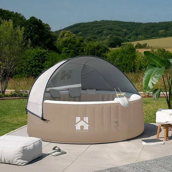 Home Deluxe Außen-Whirlpool SPLASH inkl. Kissen, Getränkehalter und Sonnendach - 208 x 208 x 65 cm, Beige, Max. Personenzahl: 6 Stk. - Aufblasbarer Whirlpool mit Überdachung im Garten. Der Whirlpool ist beige und hat das Logo "Splash".