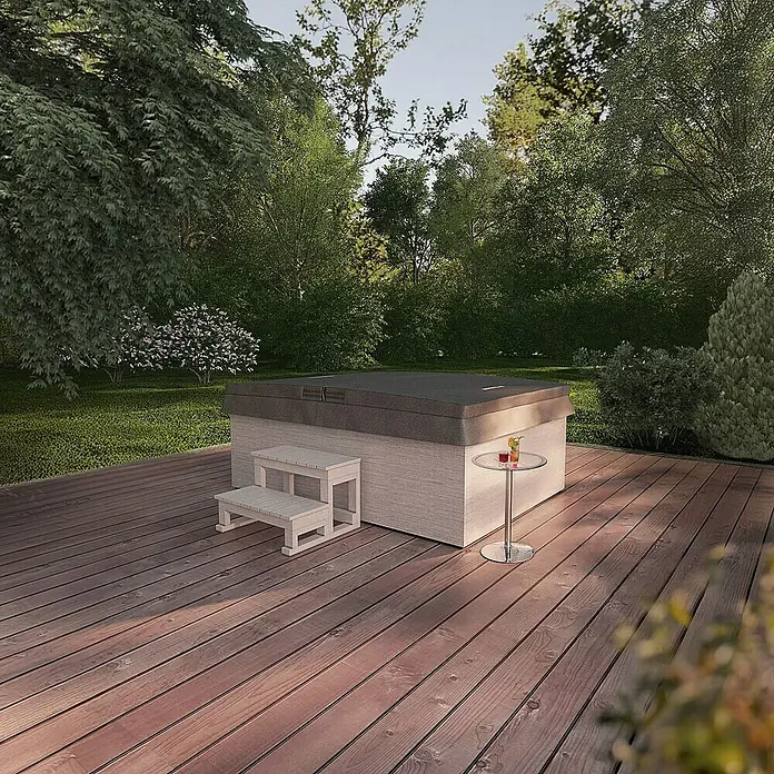 Home Deluxe Außen-Whirlpool NIMBUS inkl. Treppe und Thermoabdeckung - Weiß, Max. Personenzahl: 2 Stk. - Ein luxuriöser Whirlpool mit Abdeckung, umgeben von einer Holzterrasse und üppigem Grün, lädt zum Entspannen im Freien ein.