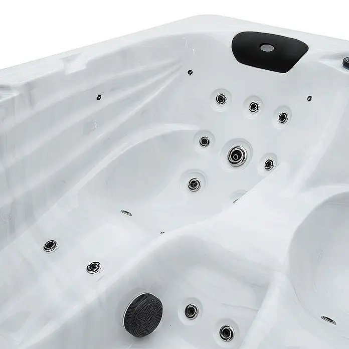 Home Deluxe Außen-Whirlpool SUNSET inkl. Treppe und Thermoabdeckung - Weiß, Max. Personenzahl: 3 Stk. - Nahaufnahme eines Whirlpools mit Düsen und Kopfstütze. Das klare Design und die hochwertige Verarbeitung stechen hervor.