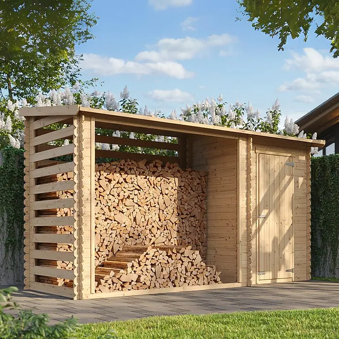 Timbela Gerätehaus M205 - Außenbreite inkl. Dachüberstand: 348 cm, Außentiefe inkl. Dachüberstand: 146 cm, Holz, Natur - Eine Blockbohlen-Holzlagerhütte mit Brennholz unter blauem Himmel, die eine praktische und optisch ansprechende Aufbewahrungslösung bietet.