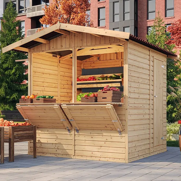 Timbela Marktstand M149 - Außenbreite inkl. Dachüberstand: 253 cm, Außentiefe inkl. Dachüberstand: 263 cm, Natur - Bild eines hölzernen Marktstandes mit Gemüse und Obst im Freien vor einem Gebäude.