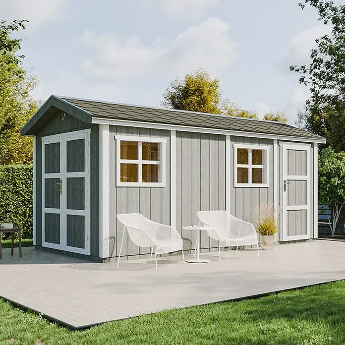 Timbela Gerätehaus M915C - Außenmaß inkl. Dachüberstand (B x T): 530 x 250 cm, Holz, Natur - Ein graues Gartenhaus mit weißen Akzenten, Fenstern und Türen, umgeben von einer Terrasse und Gartenmöbeln auf einer Rasenfläche.