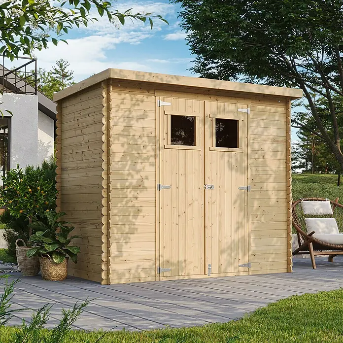 Timbela Gerätehaus M310 - Außenmaß inkl. Dachüberstand (B x T): 239 x 142 cm, Holz, Natur, Ohne Fußboden - Holzgartenhaus mit Doppeltür und kleinen Fenstern auf einer Steinterrasse, umgeben von Grün.