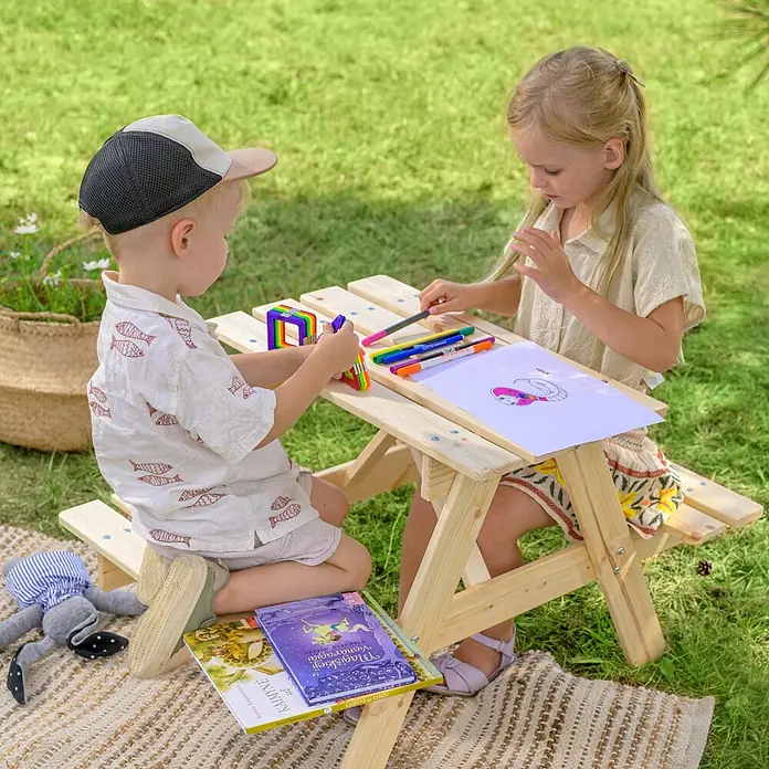 Timbela Kinder-Picknicktisch - 81 x 60 x 50 cm, Holz, Ohne Staufach - Kinder sitzen an einem Mini-Picknicktisch aus Holz und malen. Der Tisch ist ideal für den Garten und das Spielen im Freien.
