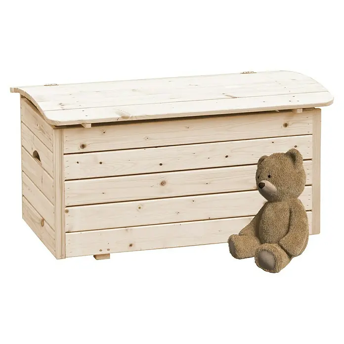 Timbela Aufbewahrungskiste -  - Eine helle Holzspielzeugkiste mit einem Teddybär davor. Die Kiste hat einen Deckel und ist aus einzelnen Brettern gefertigt.