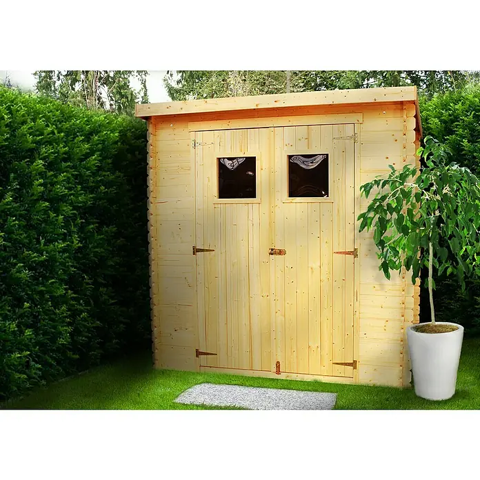 Timbela Gerätehaus M310+M310G - Außenmaß inkl. Dachüberstand (B x T): 239 x 142 cm, Holz, Natur, Mit Fußboden - Hölzernes Gartenhaus mit Doppeltür und zwei kleinen Fenstern, umgeben von Grünpflanzen und einem kleinen Baum im Topf.