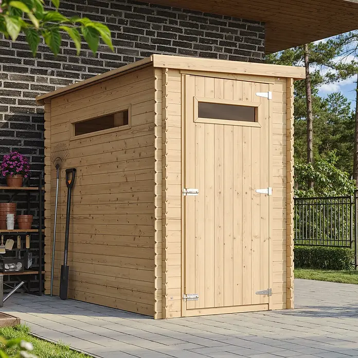 Timbela Gerätehaus M306A - Außenmaß inkl. Dachüberstand (B x T): 144 x 239 cm, Holz, Natur, Ohne Fußboden - Ein helles Holzgartenhaus mit Tür und Fenster, angelehnt an eine Backsteinmauer, bietet praktischen Stauraum im Freien.