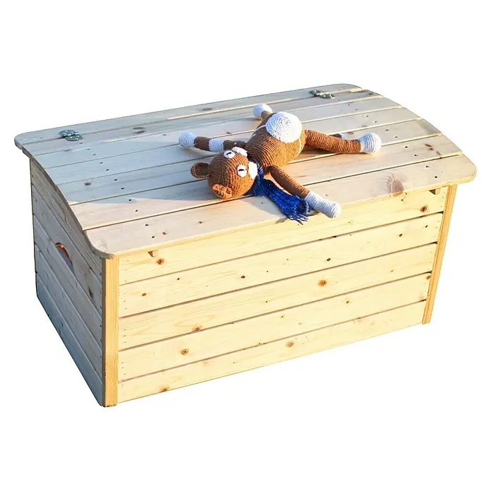 Timbela Aufbewahrungskiste -  - Eine helle Holzkiste mit einem gehäkelten Pferd darauf, ideal zur Aufbewahrung von Spielzeug oder als dekoratives Element im Kinderzimmer.