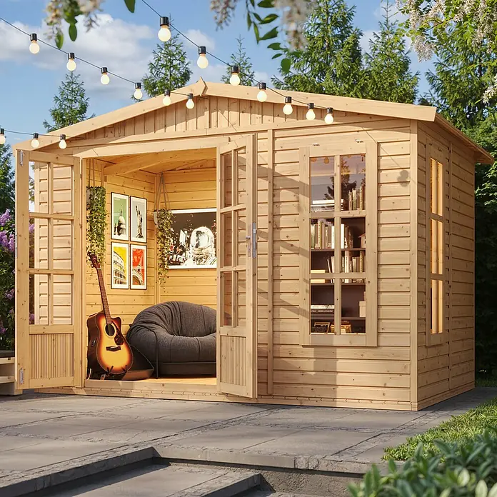 Timbela Gartenhaus M334FB - Außenmaß inkl. Dachüberstand (B x T): 332 x 222 cm, Holz, Natur, Ohne Bitumenschindeln - Ein helles Holzgartenhaus mit offenen Flügeltüren, einer Gitarre und einem Sessel im Inneren, umgeben von Grün und einer Lichterkette.