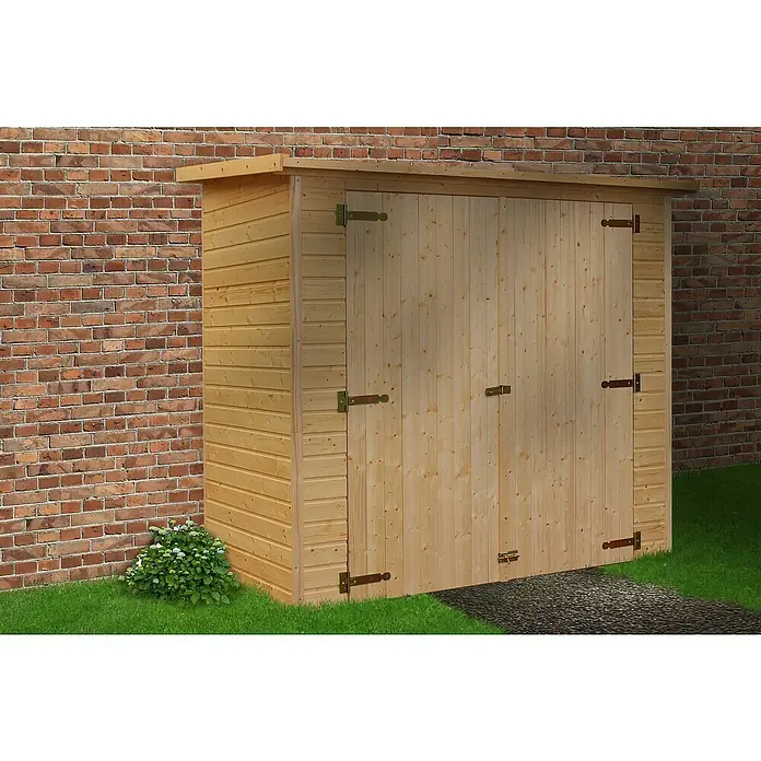 Timbela Gerätehaus M348 - Außenmaß inkl. Dachüberstand (B x T): 223 x 123 cm, Holz, Natur - Nahaufnahme eines hellen Holzschuppens mit zwei Türen, der sich an einer Ziegelmauer befindet, umgeben von Grün.