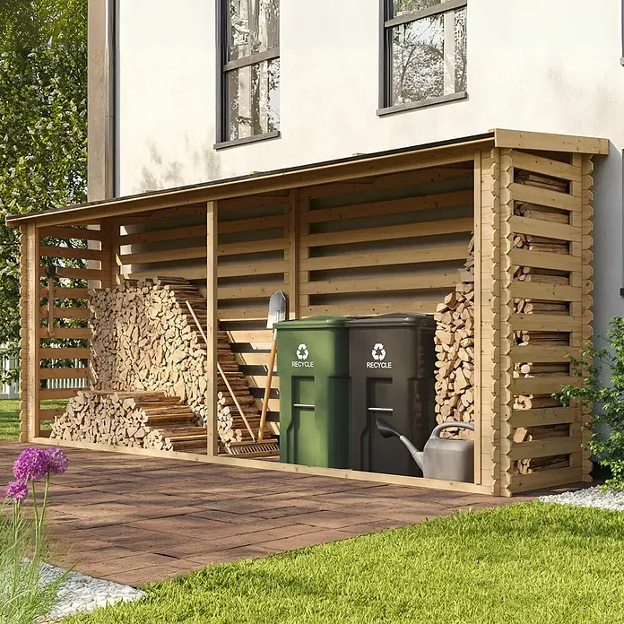 Timbela Kaminholzregal M203 - 100 x 100 x 199 cm, Holz, Natur - Ein hölzerner Mülltonnenunterstand mit Holzlager, zwei Mülltonnen und Gartenwerkzeugen vor einer Hauswand auf einer Terrasse und Rasenfläche.