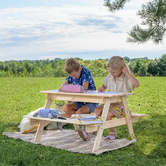 Timbela Kinder-Sitzgruppen-Set - 90 x 90 x 50 cm, Holz, Mit Staufach - Kinder sitzen an einem Picknicktisch aus Holz und malen. Eine gemütliche Outdoor-Szene mit Kindern, die kreativ sind.