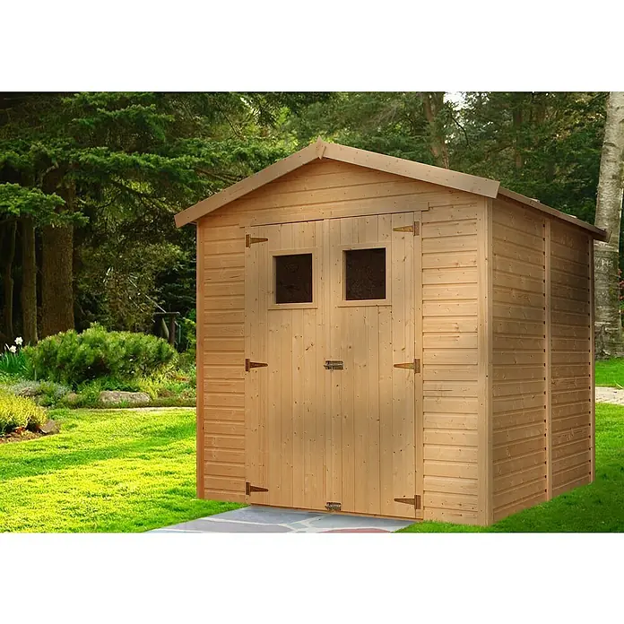 Timbela Gerätehaus M351 - Außenmaß inkl. Dachüberstand (B x T): 233 x 222 cm, Holz, Natur, Ohne Fußboden - Ein freistehender Holzschuppen mit Doppeltüren und kleinen Fenstern, umgeben von Grün, der vielseitigen Stauraum bietet.