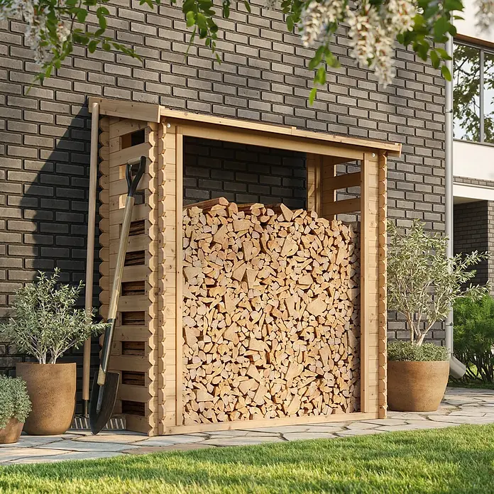 Timbela Kaminholzregal M201 - 70 x 70 x 200 cm, Holz, Natur - Holzlager aus Holz gefüllt mit Brennholz im Garten mit Gartengeräten und Topfpflanzen.
