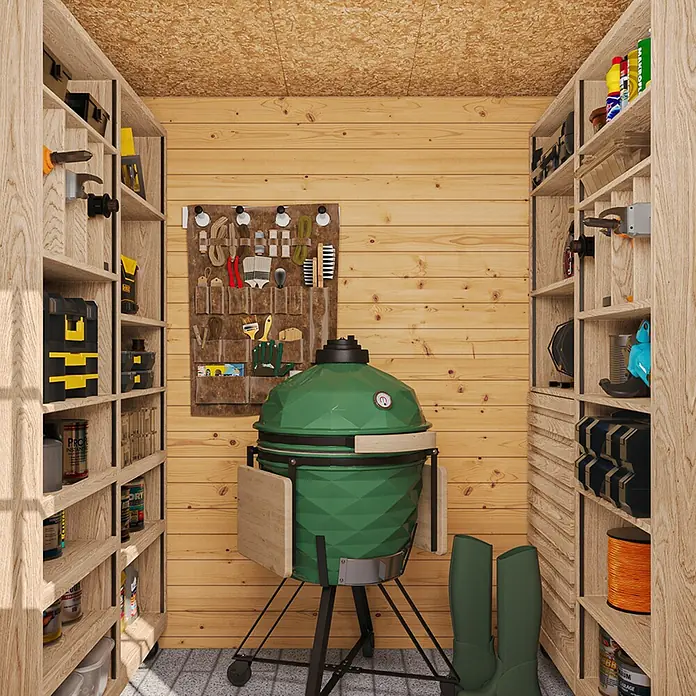 Timbela Gerätehaus M309+M309G - Außenmaß inkl. Dachüberstand (B x T): 204 x 204 cm, Holz, Natur, Mit Fußboden - Lagerraum mit einem grünen Keramikgrill in der Mitte, flankiert von hölzernen Regalen und grünen Gummistiefeln.