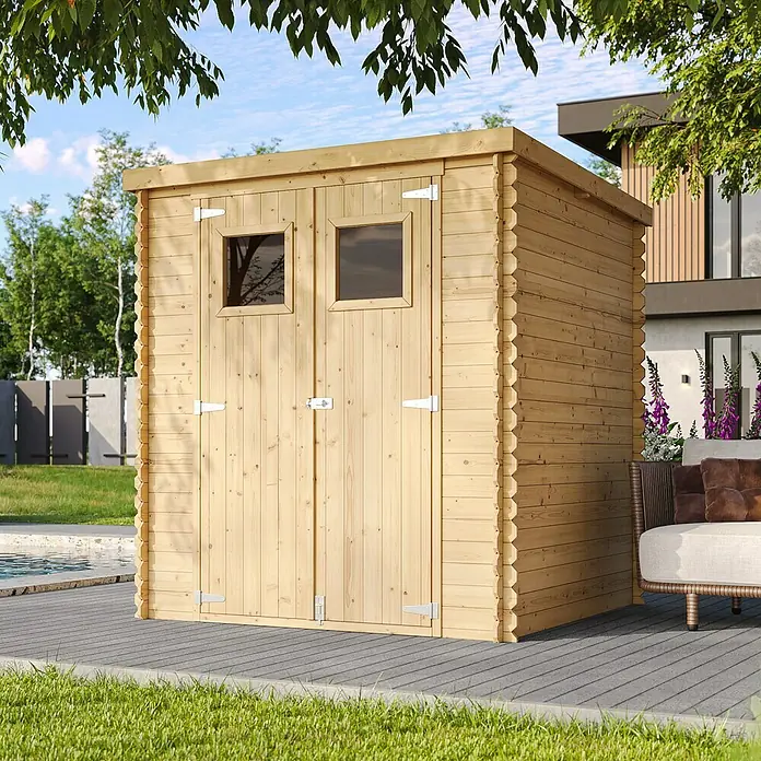 Timbela Gerätehaus M309+M309G - Außenmaß inkl. Dachüberstand (B x T): 204 x 204 cm, Holz, Natur, Mit Fußboden - Außenaufnahme eines hellen Holzschuppens mit Doppeltür und Fenstern auf einer Terrasse neben einem Haus.