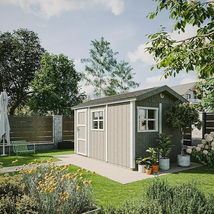 Timbela Gerätehaus M914 - Außenmaß inkl. Dachüberstand (B x T): 412 x 250 cm, Holz, Natur, Einzeltür - Ein graues Gartenhaus mit weißem Rahmen und Tür steht in einem grünen Garten. Das Gartenhaus bietet Stauraum und fügt sich gut in die Umgebung ein.