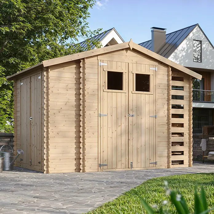 Timbela Gerätehaus M389 - Außenmaß inkl. Dachüberstand (B x T): 328 x 206 cm, Holz, Natur, Ohne Fußboden - Ein geräumiges Gartenhaus aus hellem Holz mit Doppeltüren, kleinen Fenstern und seitlichen Regalen, eingebettet in eine grüne Gartenlandschaft.