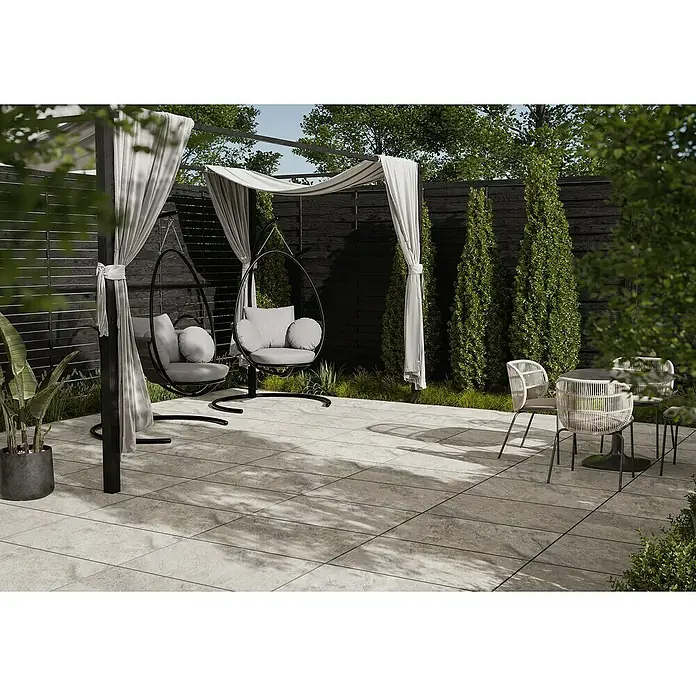 Terrassenfliese Homecraft - 59,7 x 119,7 x 2 cm, Grey, Matt - Eine stilvolle Außeneinrichtung mit Hängesesseln und einem Sitzbereich, der zum Entspannen im Freien einlädt. Elegantes Design für Garten oder Terrasse.