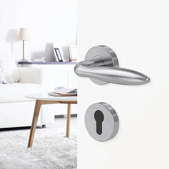 Diamond Doors Modern Drückergarnitur Fun - Edelstahl, L-Form, Stärke Tür: 40 mm - 45 mm, Profilzylinder - Eine Nahaufnahme einer modernen Türklinke aus gebürstetem Edelstahl mit passendem Schlüsselloch auf einer weißen Tür.