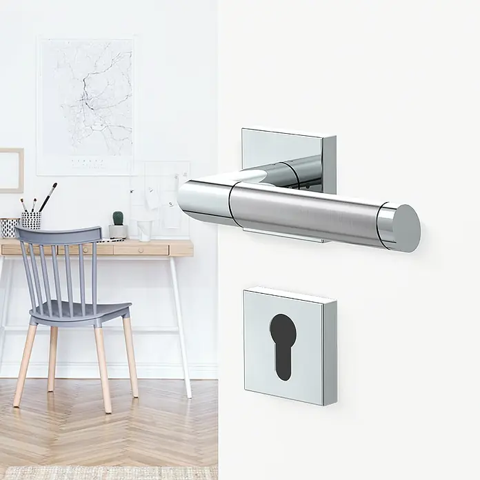 Diamond Doors Creative Drückergarnitur Georgia - Stärke Tür: 38 mm - 45 mm, Edelstahl, L-Form, Profilzylinder - Bild einer modernen Türgarnitur mit eckigen Formen und Chromoberfläche, die Eleganz und Stil in jeden Raum bringt.