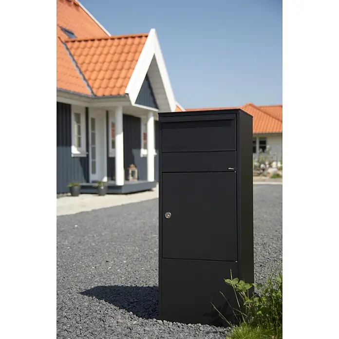 Allux Paketbox 800 - L x B x H: 280 x 390 x 980 mm, Schwarz, Stahl, Paketfach, Entnahme: Vorne - Dieser moderne, schwarze Briefkasten von Allux ist die ideale Lösung für sicheren Empfang von Briefen und Paketen. Stilvolles Design für jedes Zuhause.