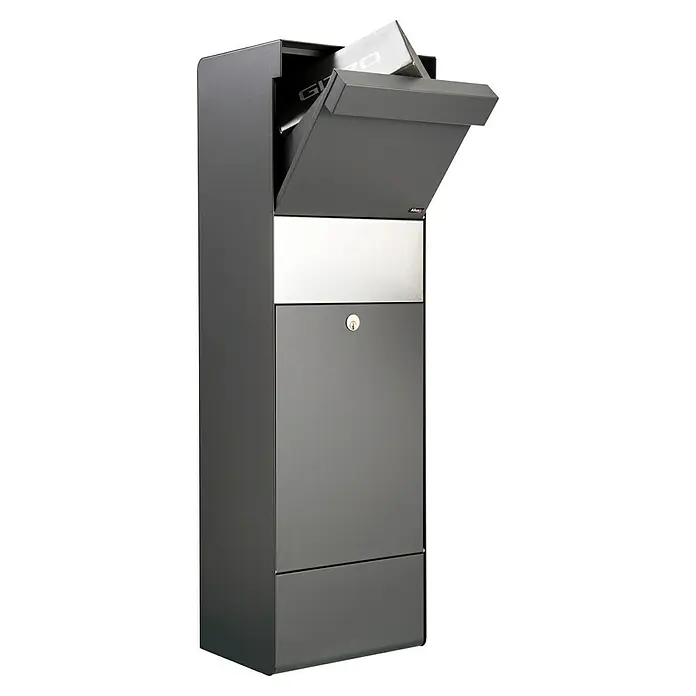 Allux Paketbox Grundform - L x B x H: 28 x 345 x 110 mm, Anthrazit, Stahl, Paketfach - Bild eines modernen, grauen Briefkastens mit geöffneter Klappe. Der Briefkasten ist freistehend und hat ein silbernes Element in der Mitte.
