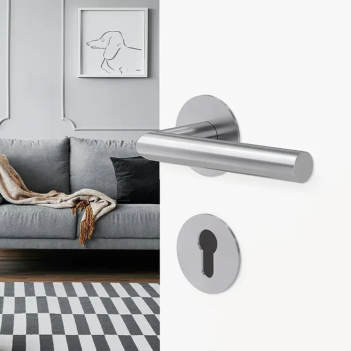 Diamond Doors Schlüsselschild - Edelstahl poliert, Profilzylinder, Seidenmatt - Nahaufnahme eines modernen Türgriffs aus Edelstahl, der ein elegantes und minimalistisches Design auf einer weißen Tür zeigt.