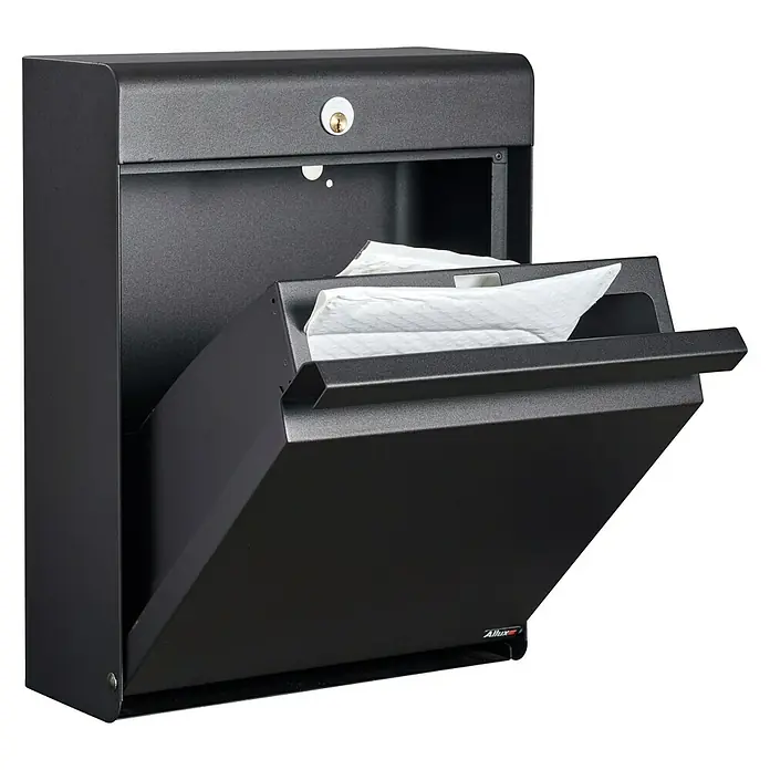 Allux Standbriefkasten Holscher - L x B x H: 175 x 370 x 480 mm, Schwarz, Stahl - Ein schwarzer Allux Wandbriefkasten mit offener Klappe, gefüllt mit weißen Tüchern, vor dunklem Hintergrund.