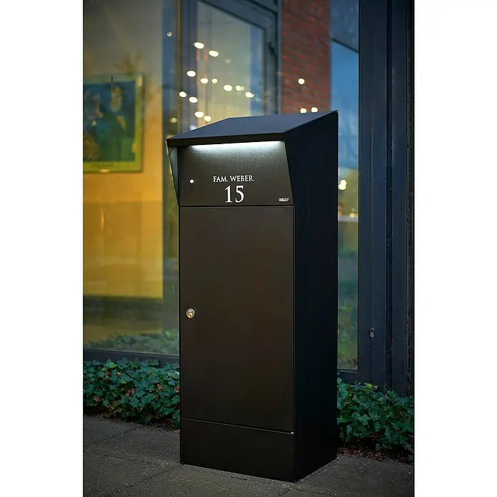 Allux Paketbox Björn mit LED - L x B x H: 365 x 400 x 1.100 mm, Schwarz, Stahl, Paketfach - Elegante, schwarze Briefkastenanlage mit integrierter Beleuchtung und Hausnummer für den Außenbereich. Modernes Design und hochwertige Verarbeitung.