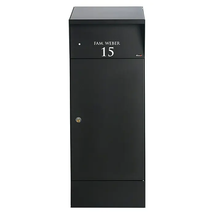 Allux Paketbox Björn mit LED - L x B x H: 365 x 400 x 1.100 mm, Schwarz, Stahl, Paketfach - Ein schwarzer Allux Briefkasten mit dem Schriftzug "Fam. Weber 15" und einem Schloss, ideal für den Außenbereich.
