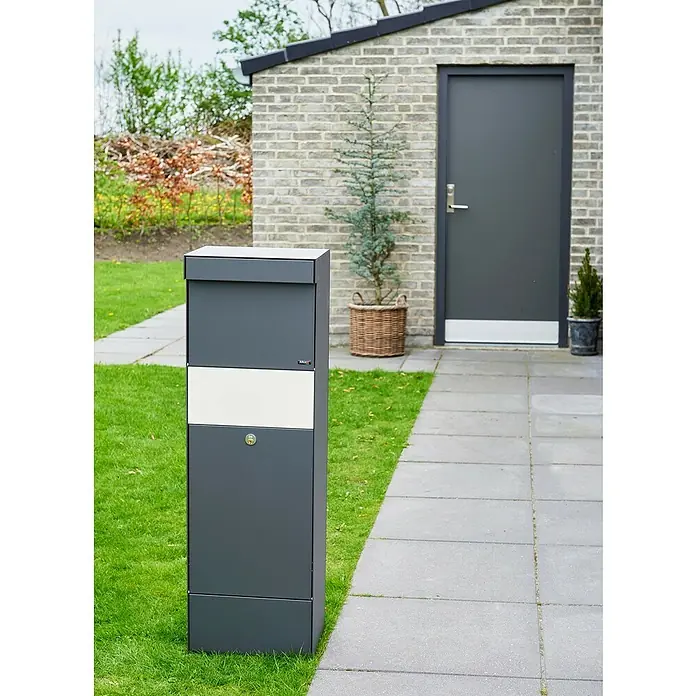 Allux Paketbox Grundform - L x B x H: 28 x 345 x 110 mm, Anthrazit, Stahl, Paketfach - Freistehender Briefkasten in Anthrazit und Weiß mit einem Schloss in einem Vorgarten.