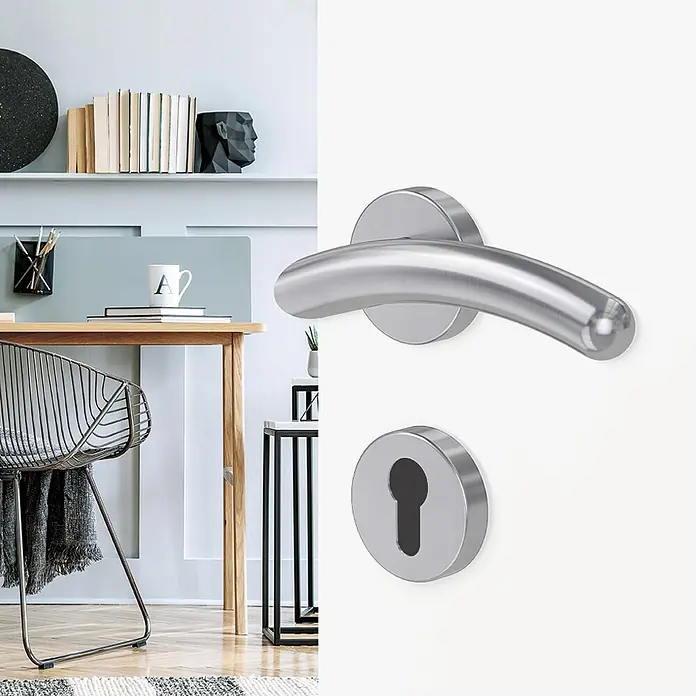 Diamond Doors Modern Drückergarnitur Swing - Edelstahl, L-Form, Stärke Tür: 40 mm - 45 mm, Profilzylinder - Nahaufnahme einer modernen Türschnalle aus Edelstahl mit Schlüsselloch vor einem minimalistischen Büro.