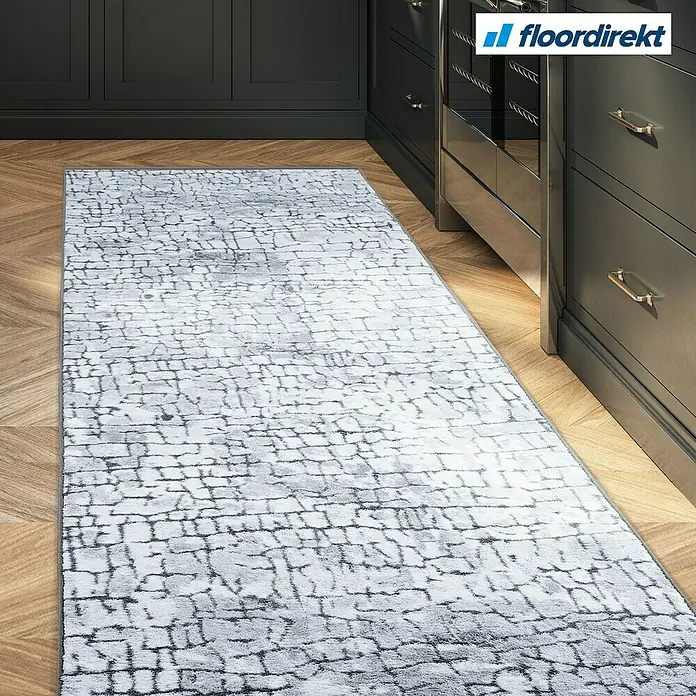 Teppichläufer Aqua - Grau, 350 x 80 cm, 100 % Polyamid - Ein grauer Läuferteppich mit abstraktem Muster liegt in einer modernen Küche auf einem Holzboden.
