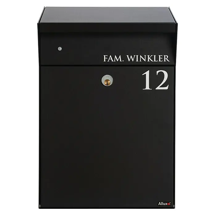 Allux Standbriefkasten Björn Mailbox - L x B x H: 235 x 345 x 525 mm, Schwarz, Stahl - Ein eleganter, schwarzer Allux Briefkasten mit dem Namen "Fam. Winkler" und der Hausnummer 12. Hochwertiges Design für den Eingangsbereich.