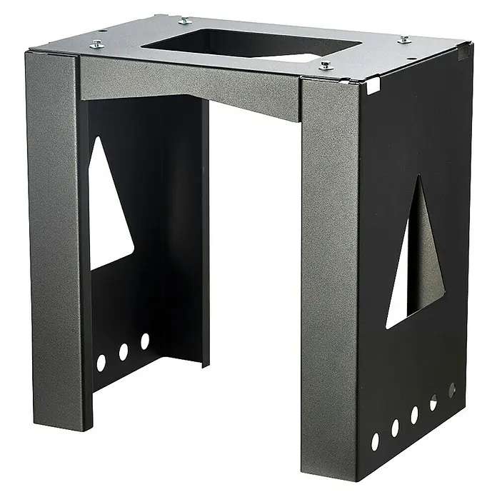 Allux Briefkastenständer Mountingfoot 8002 - L x B x H: 225 x 380 x 400 mm, Schwarz, Stahl - Ein robustes, dunkles Ofenrohr-Unterstützungsstück aus Metall mit dreieckigen Ausschnitten und einer quadratischen Öffnung oben.