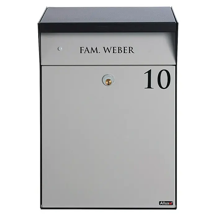 Allux Standbriefkasten BjÃ¶rn Mailbox - L x B x H: 235 x 345 x 525 mm, Grau / Schwarz, Stahl - Das ist ein grauer Briefkasten von Allux, Modell Weber, mit der Hausnummer 10 und dem Familiennamen Weber auf der Front.