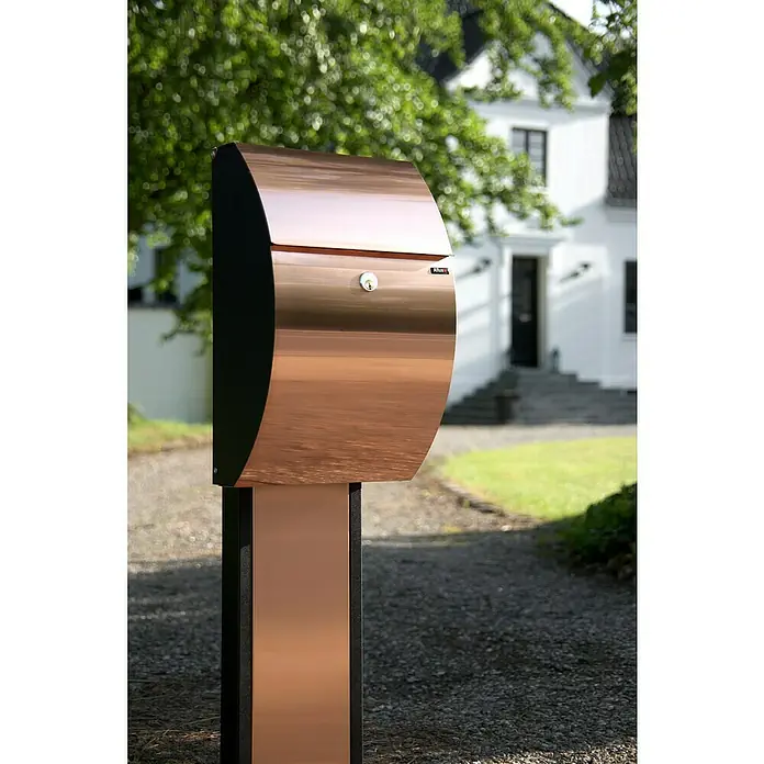 Allux Briefkasten 7000 - L x B x H: 195 x 320 x 510 mm, Kupfer / Schwarz, Stahl - Elegantes, modernes Kupfer-Briefkastendesign mit schlankem schwarzen Ständer, perfekt für stilvolle Hauseingänge.