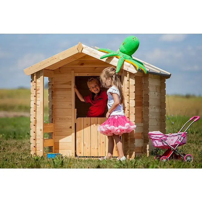 Timbela Spielhaus M501 - L x B x H: 182 x 146 x 145 cm, Holz, Natur - Kinder spielen im Holzspielhaus mit Plüschtier-Oktopus auf dem Dach, ein toller Ort für fantasievolles Spielen im Freien.