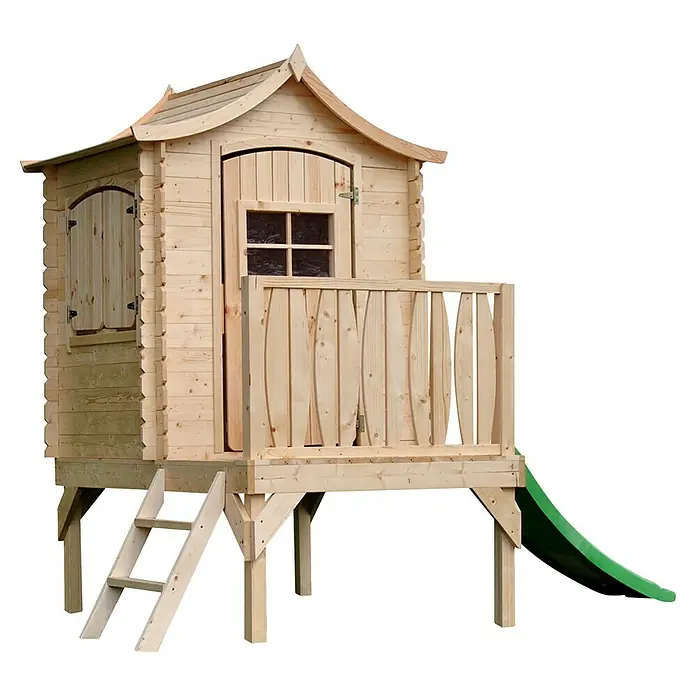 Timbela Spielhaus - L x B x H: 112 x 146 x 212 cm, Holz, Natur - Das Bild zeigt ein detailreiches, naturbelassenes Holzspielhaus mit Rutsche, Leiter und kleinem Balkon für Kinder.