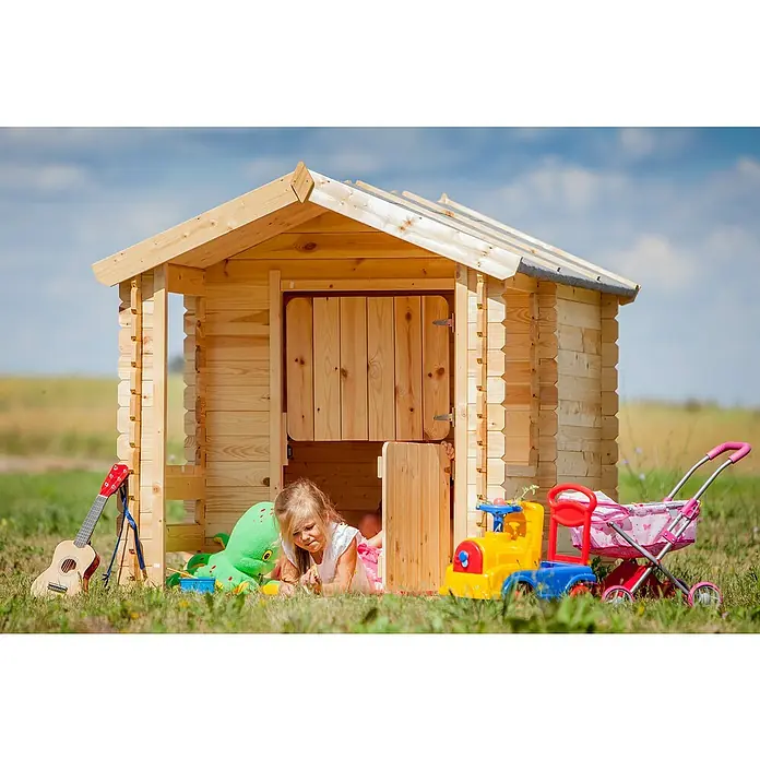 Timbela Spielhaus M501 - L x B x H: 182 x 146 x 145 cm, Holz, Natur - Kinder spielen in einem hellen Holzspielhaus mit Spielzeug wie einer Gitarre und einem Puppenwagen im Garten an einem sonnigen Tag.
