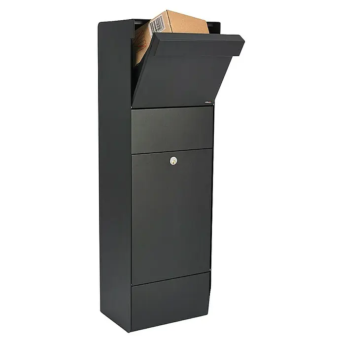 Allux Paketbox Grundform - L x B x H: 28 x 345 x 110 mm, Schwarz, Stahl, Paketfach - Ein freistehender, schwarzer Paketbriefkasten mit einer offenen Klappe, in der ein Paket liegt.