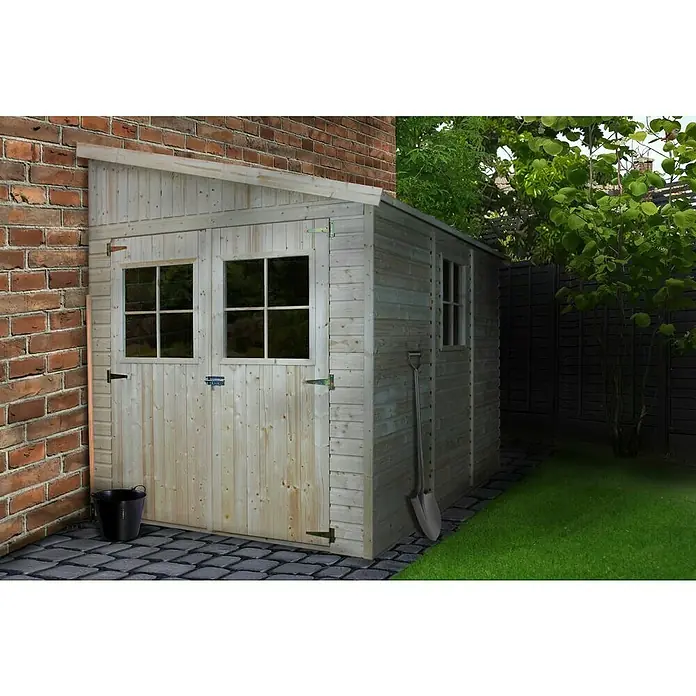 Timbela Gerätehaus M339A - Außenmaß inkl. Dachüberstand (B x T): 218 x 318 cm, Holz, Natur, Ohne Fußboden - Ein helles Holzgartenhaus mit Doppeltüren, Fenstern, einer Schaufel und einem schwarzen Eimer vor einer Backsteinmauer, umgeben von Grün.